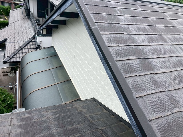 守山区でカラーベスト屋根の現地調査、ひび割れのため屋根塗装ではなく屋根カバー工事が推奨